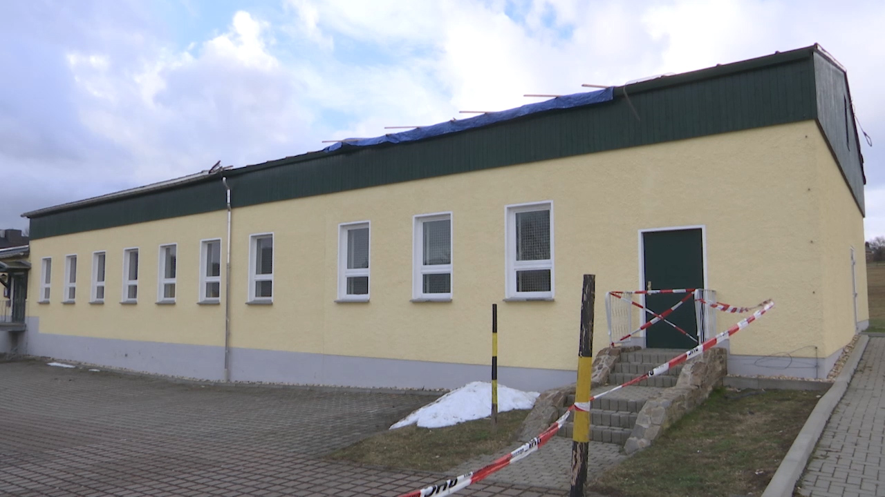 MEgional am 12. Februar 2020 mit dem Sturmschaden an der Turnhalle Niederlauterstein