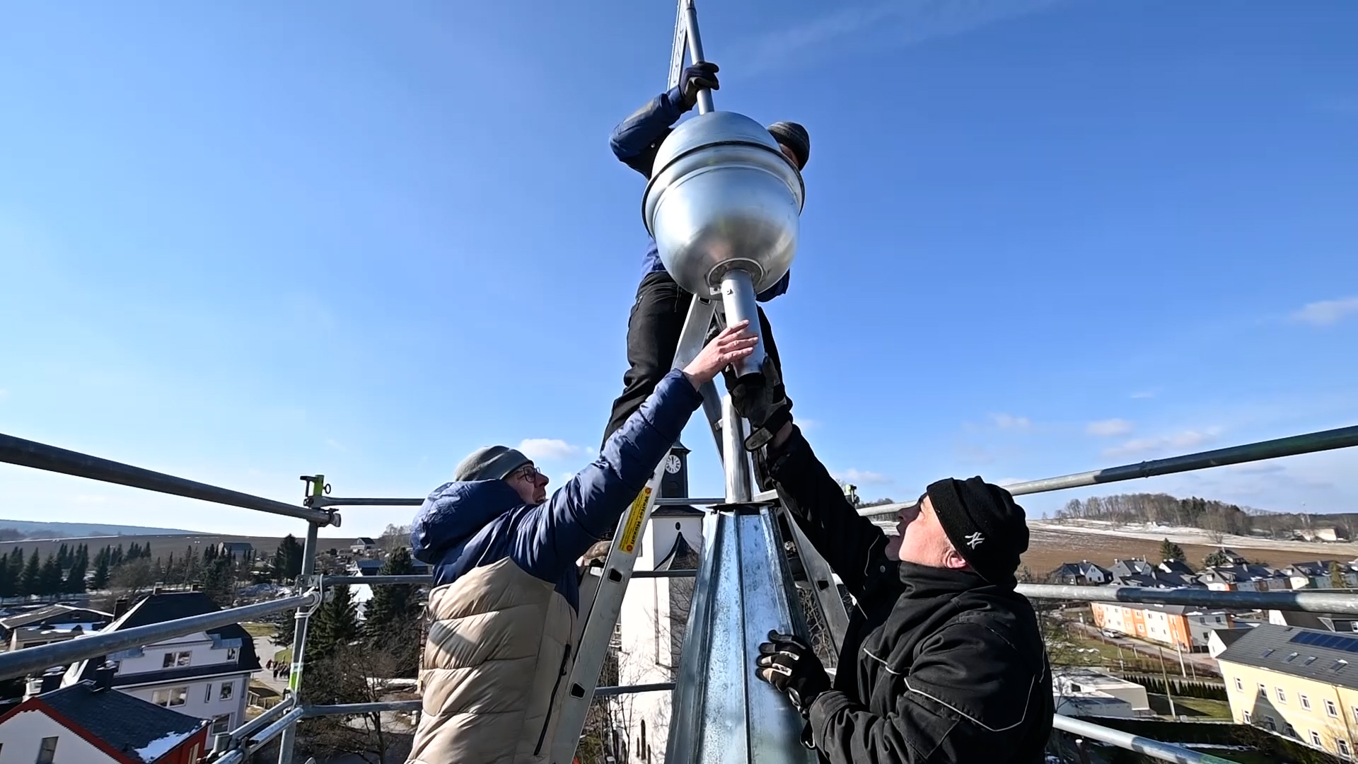 MEgional am 13. April 2022 - mit einem neuen Turmknopf für das Rathaus in Zöblitz